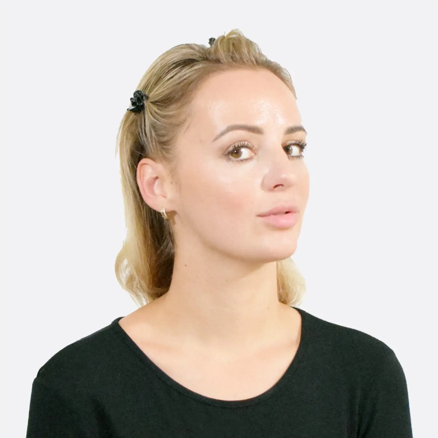 Essential Hair Claw Clips Set, 2.7cm - Woman wearing black shirt and hair clip