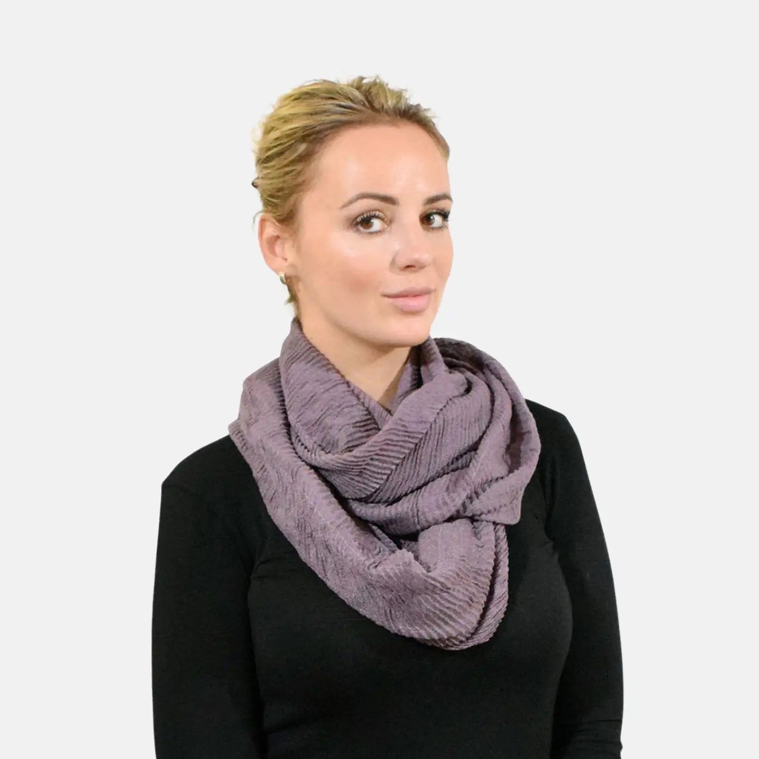 Woman wearing a purple pleated ribbed snood scarf