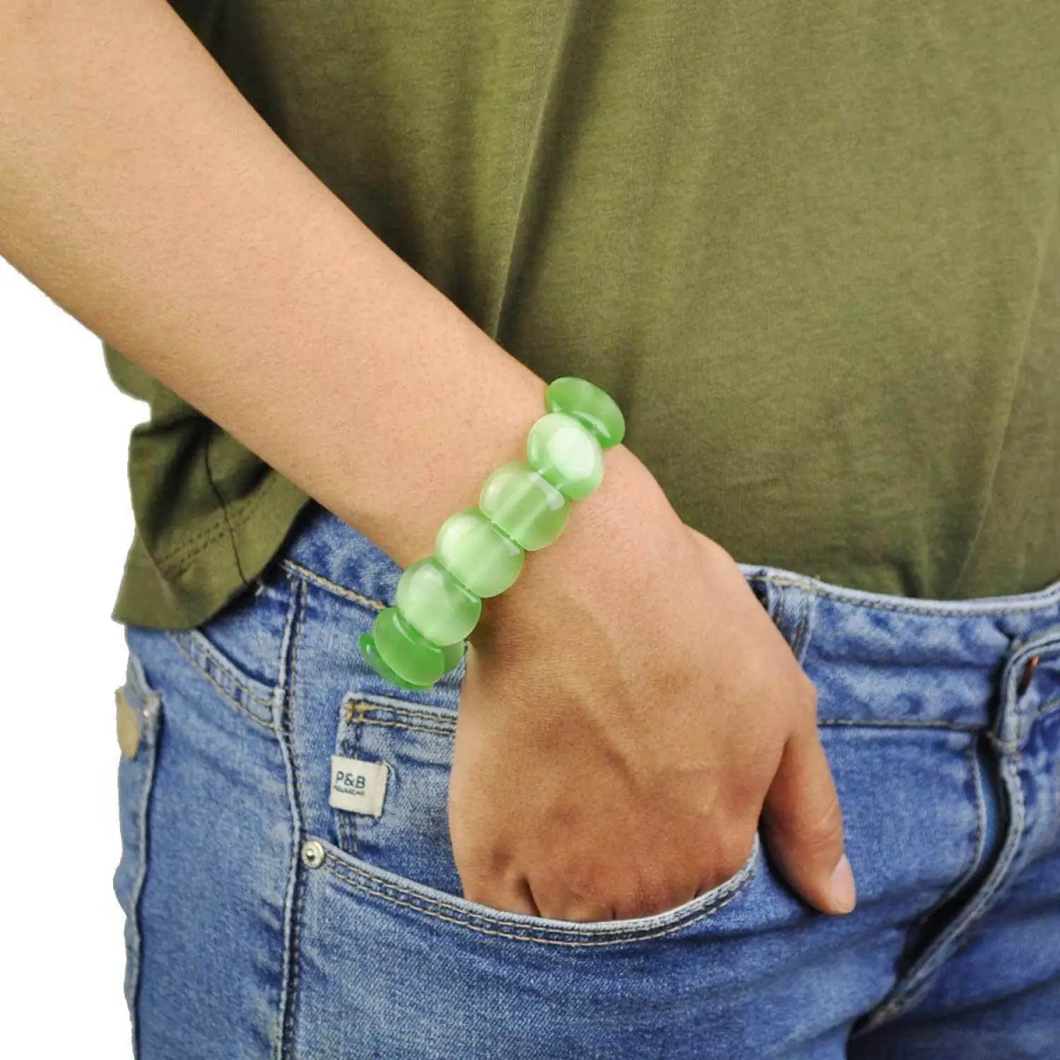 Green pastel plastic bead bracelet from Tri-set - perfect accessory for any occasion.